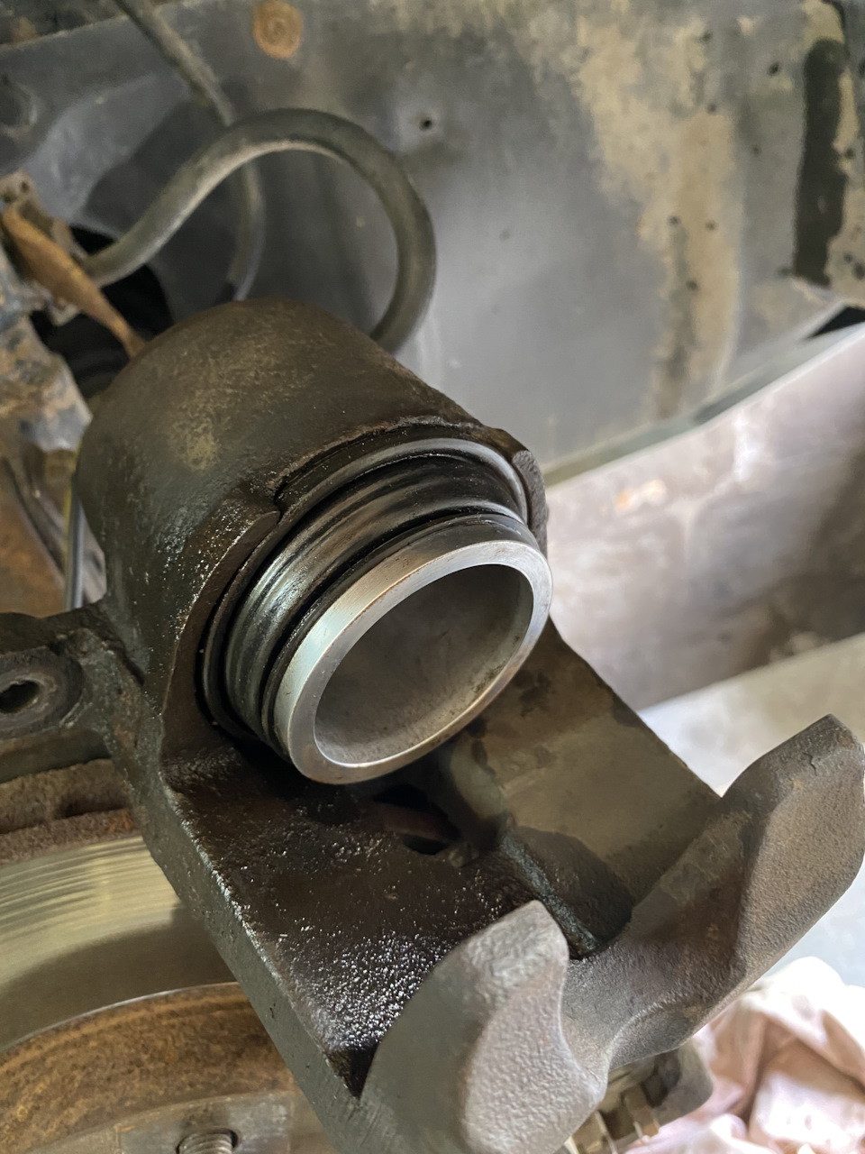 Замена поршней передних суппортов — Toyota RAV4 (II), 2 л, 2003 года ...