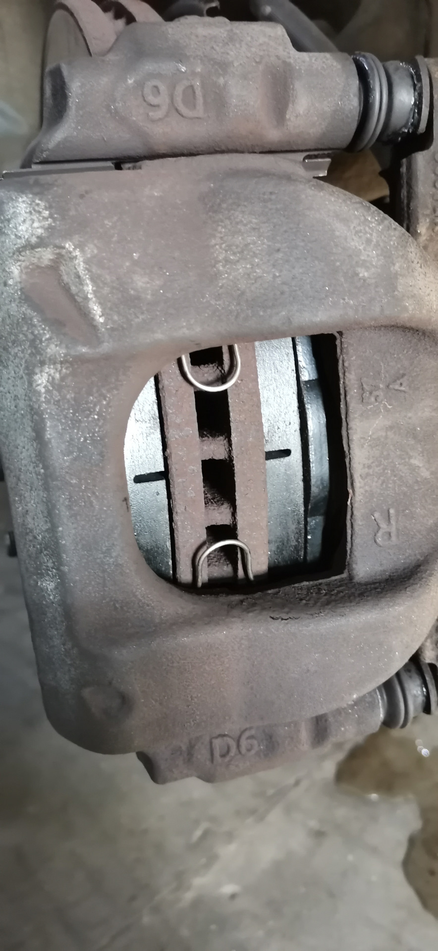 Форд транзит гремят суппорта. Гремят суппорта авенсис st220. Тойота авенсис 2008 года задние пластины суппорта. Стук суппортов тойота. Суппорта авенсис т250 гремят.