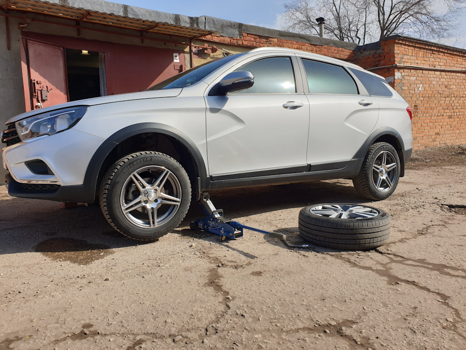 Как поменять колесо на весте Мартовская смена колёс - Lada Vesta SW Cross, 1,8 л, 2018 года колёсные диски DR