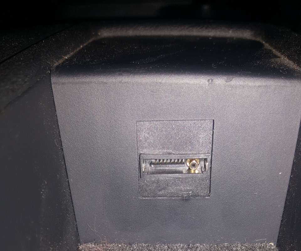 Авто с двумя телефонами в подлокотнике Z8AAAgH6TeA 960