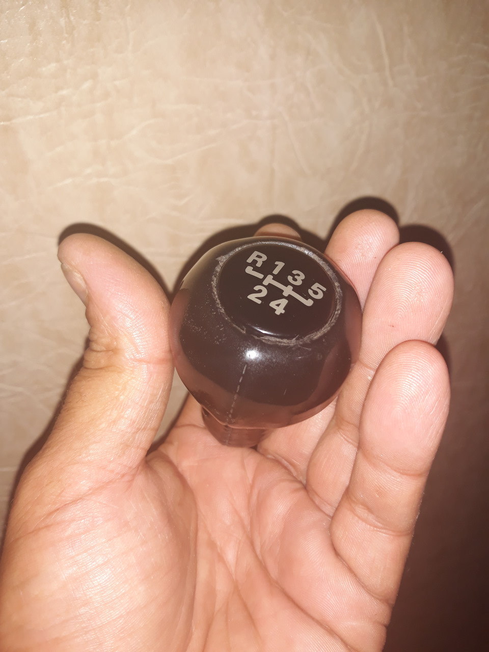 Как обтянуть кожей ручку кпп Перетяжка ручки кпп соими руками бесплатно! YouTu