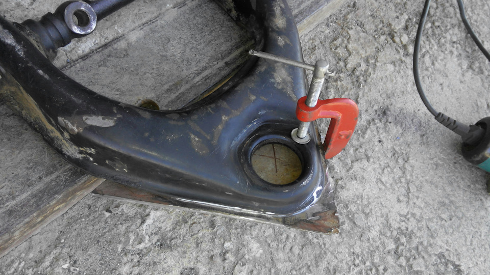 Пластину прихватываю сваркой к нижней стороне рычага. — Hyundai Galloper