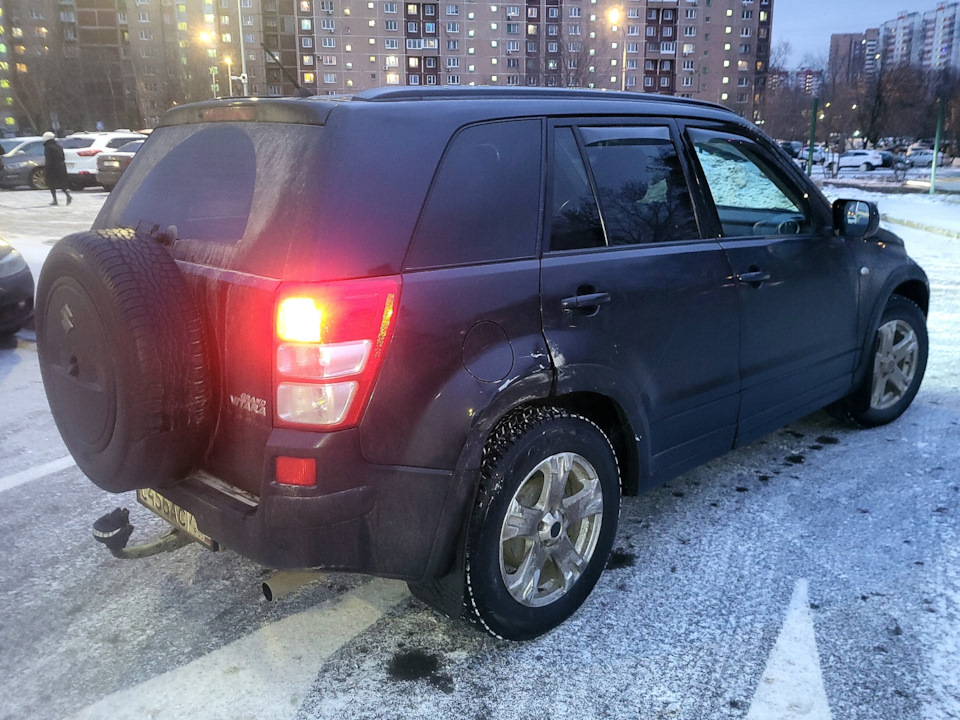 Воткнулся не удачно. Заднее правое крыло, проем, задняя правая дверь. Основной удар пришелся точно в арку. Развал не ушёл (само собой, заезжал проверить). Диск и резина целы — Suzuki Grand Vitara (2G)