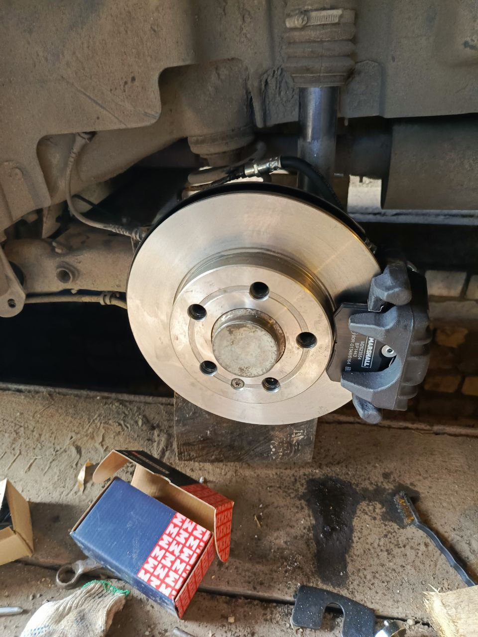 Далее скобу и суппорт. — Volkswagen Polo Sedan