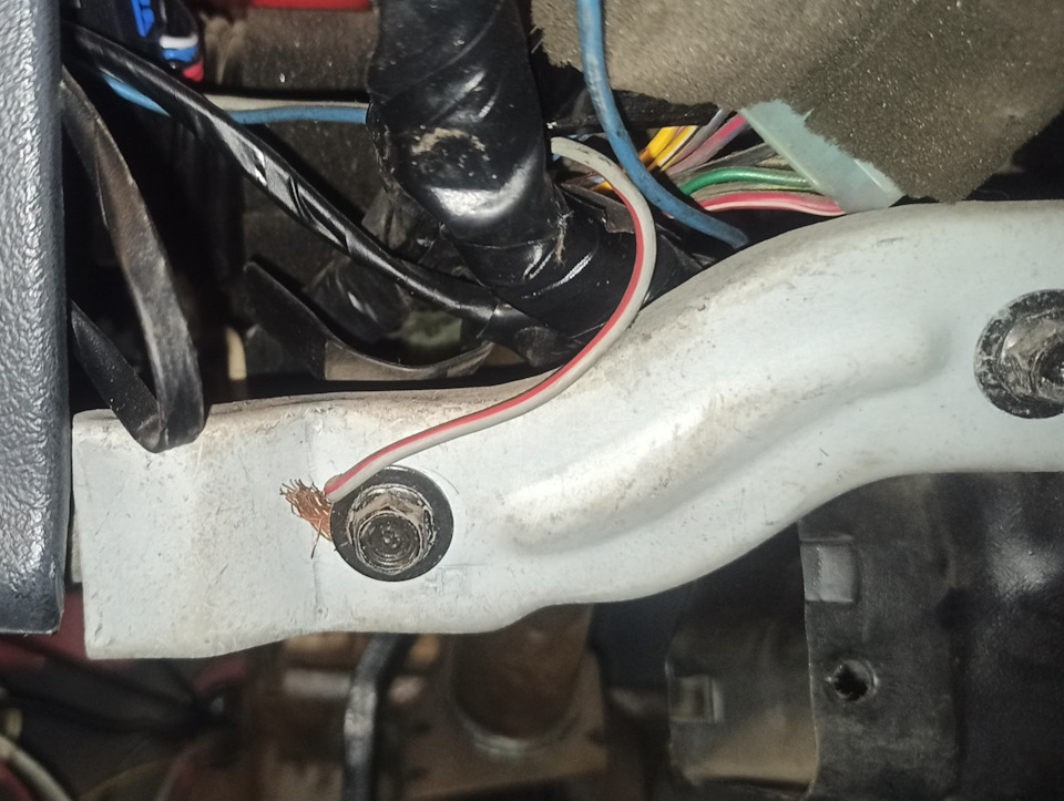 Вот здесь под колонкой демонтировал скрепляющую планку, чтоб иметь возможность опустить рулевую колонку. — KIA Pride (1G)