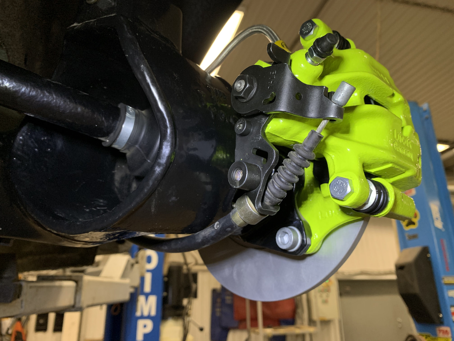 Часть тридцать вторая, тормоза опять. Плюс установка тросиков ручника и ...