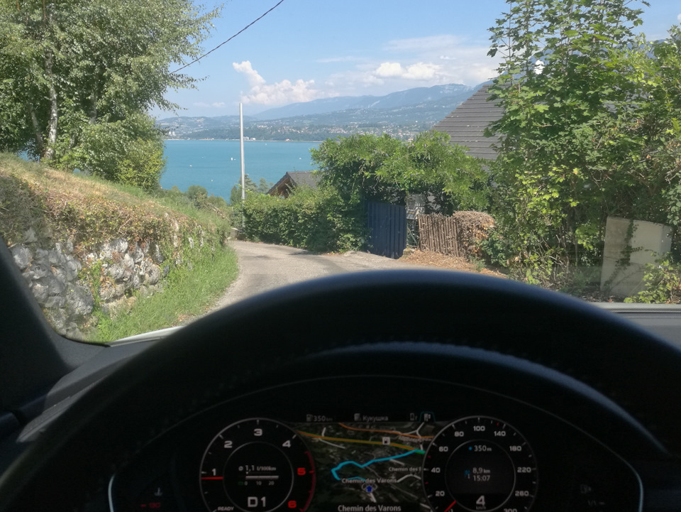 Навигация выбирает порой очень узкие, но очень симпатичные дороги. Расход шепчет… — Audi A4 (B9)