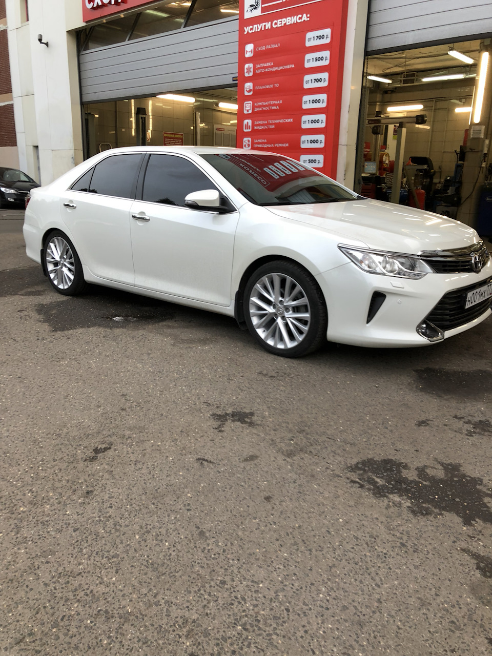 Toyota Camry 50 белая на литье