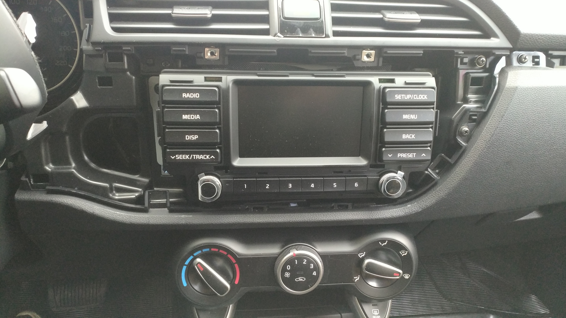 менять ли штатную магнитолу