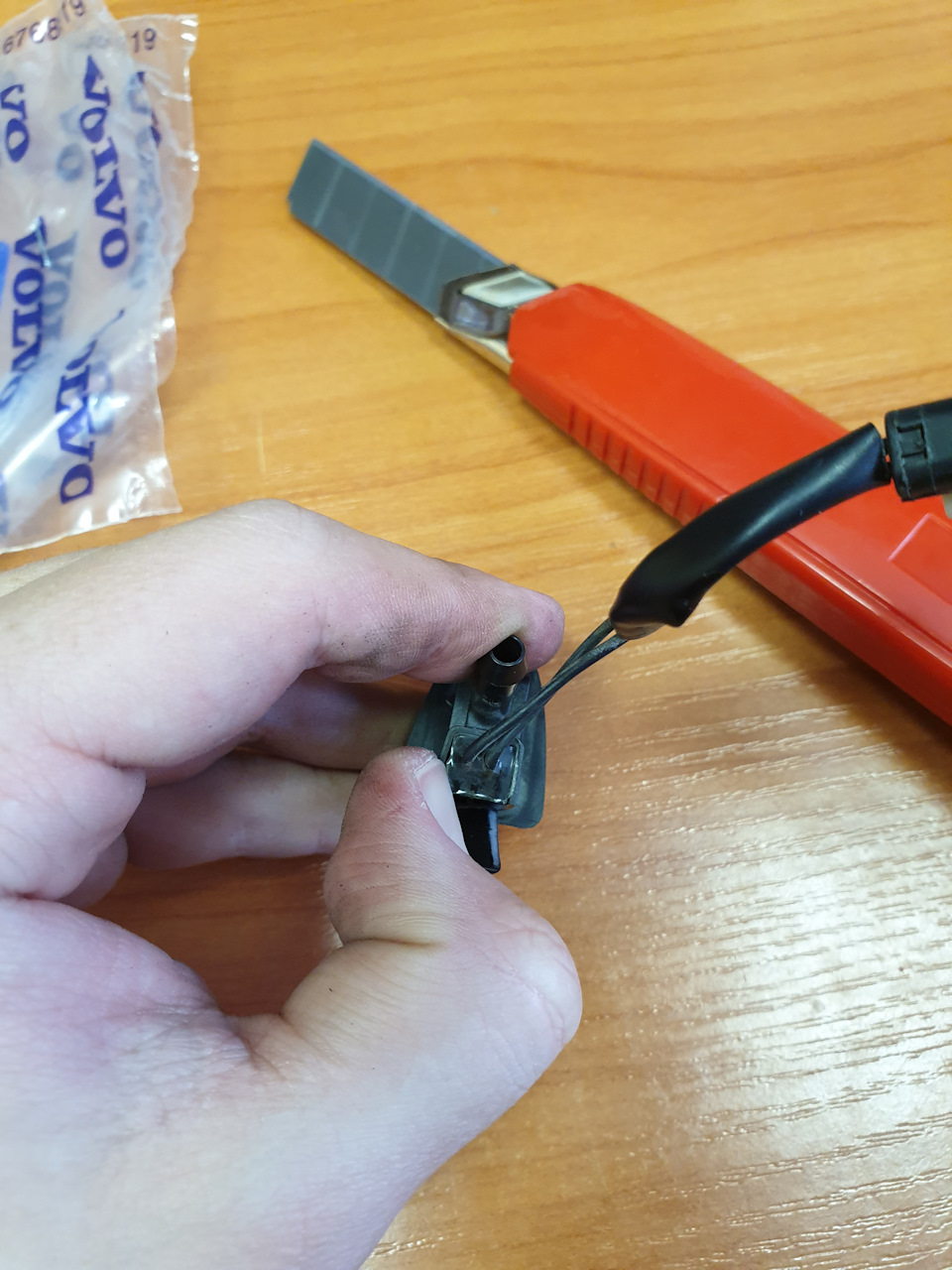 Дальше отслаиваем подогрев. Можно даже руками. — Volvo XC70 III