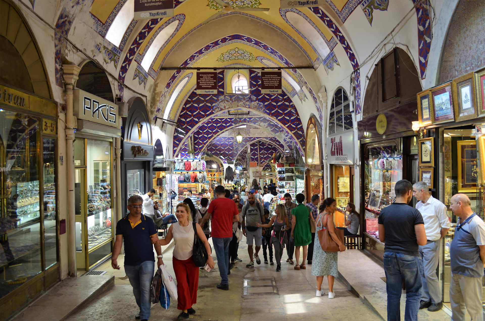 Обмен в стамбуле. Гранд базар Стамбул. Турецкий Гранд базар Стамбул. Рынок в Стамбуле Гранд базар. Гранд базар Стамбул центральные ворота.