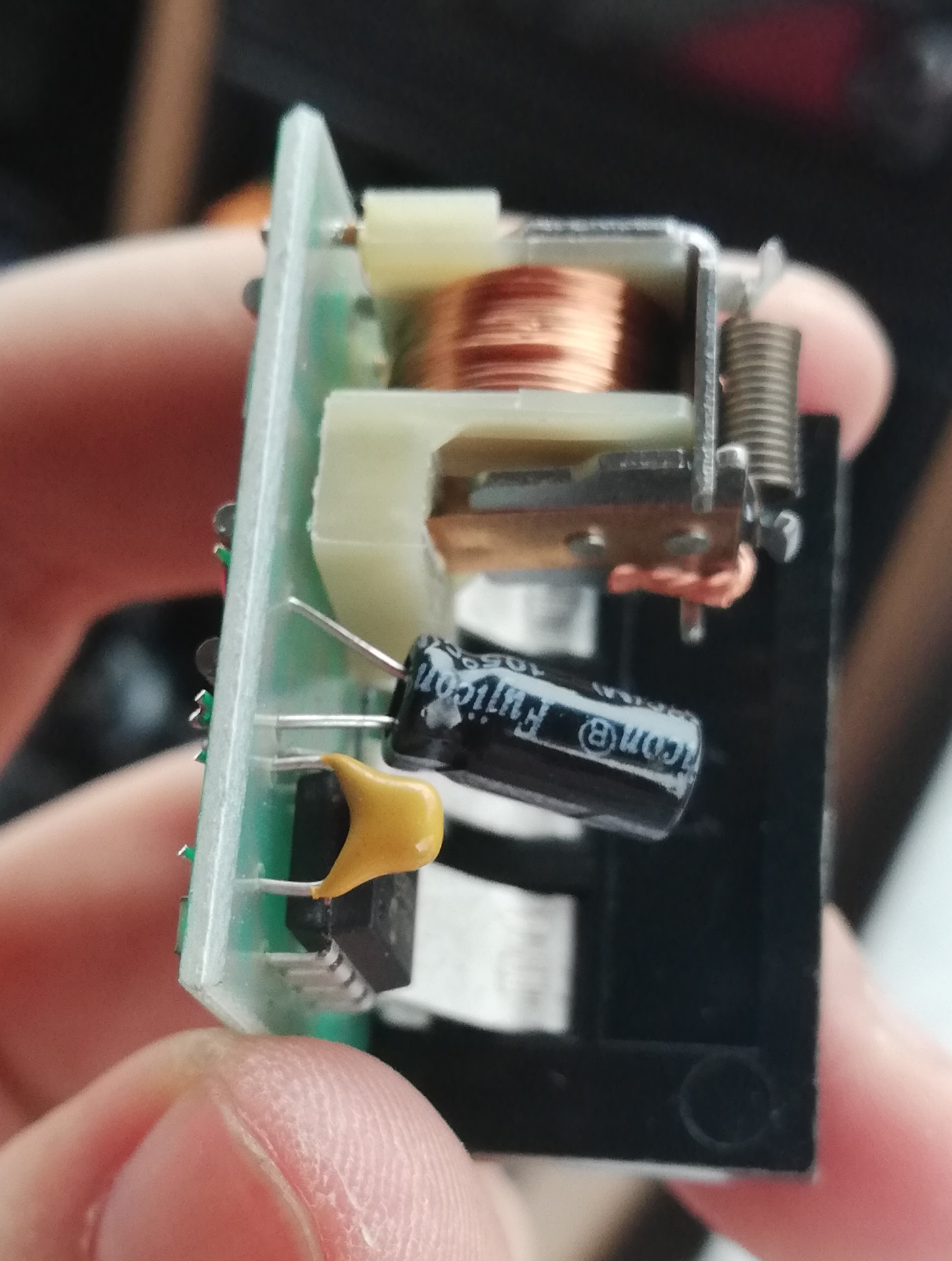 Постоянно горит реле. Реле щеток. Постоянно горит реле. Реле стартера ваз ваз 2114. Залипает реле поворотника.