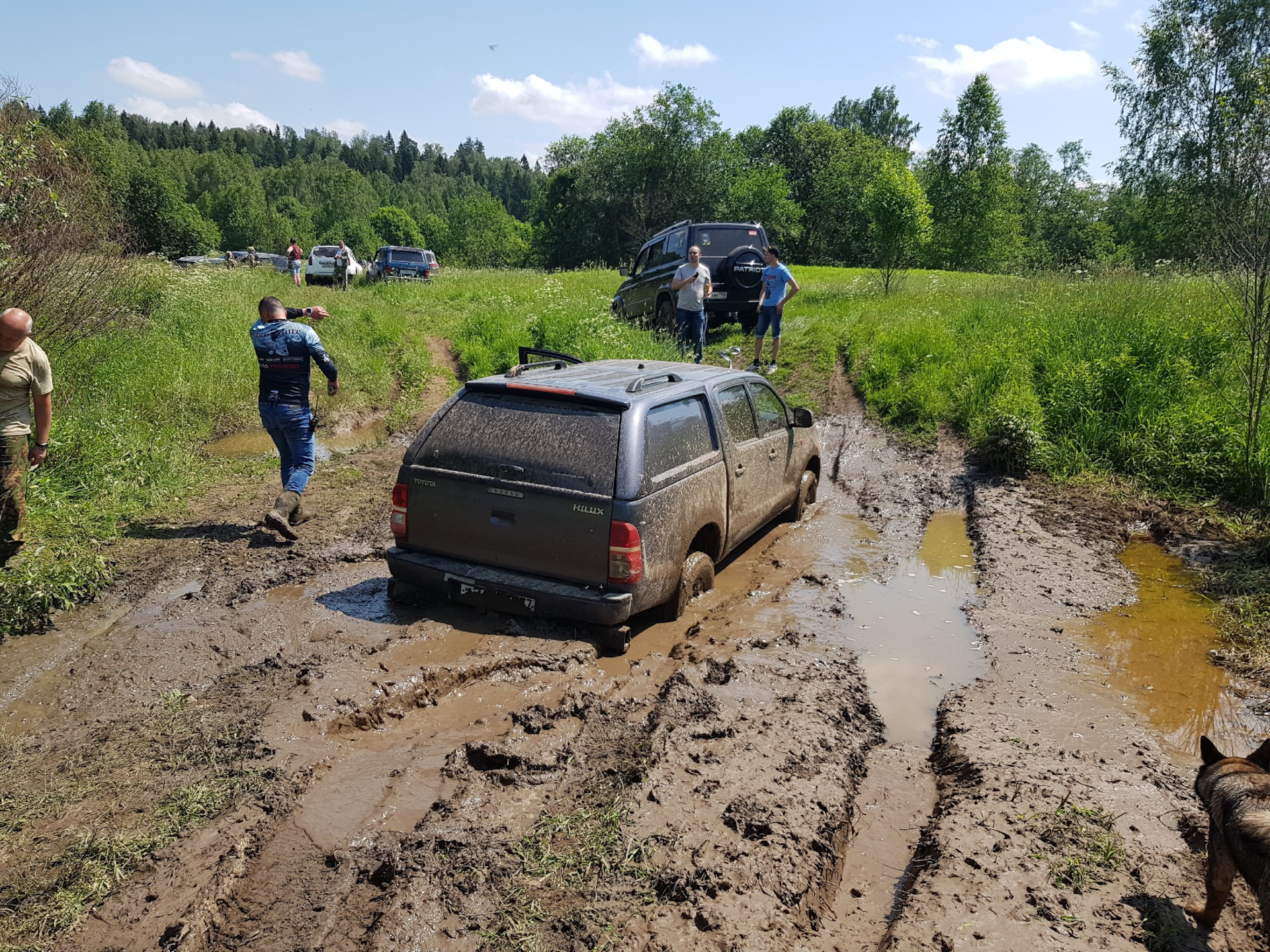 Покатушки грязь видео. Покатушки по бездорожью на легковых автомобилей. Покатушки по грязи. Покатушки на бездорожье. Подъем по бездорожью.