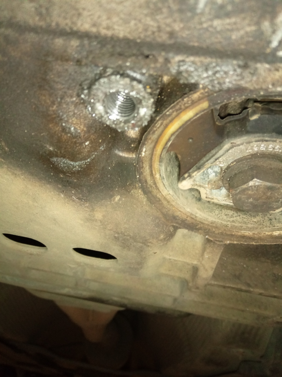 Крепление защиты картера — Volkswagen Passat B6, 2 л, 2007 года ...