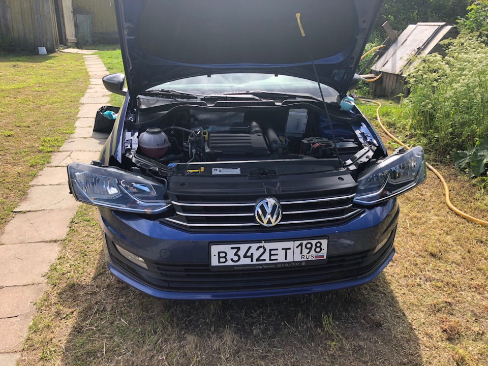 Установка сетки в верхнюю решетку (нижняя установлена) — Volkswagen ...