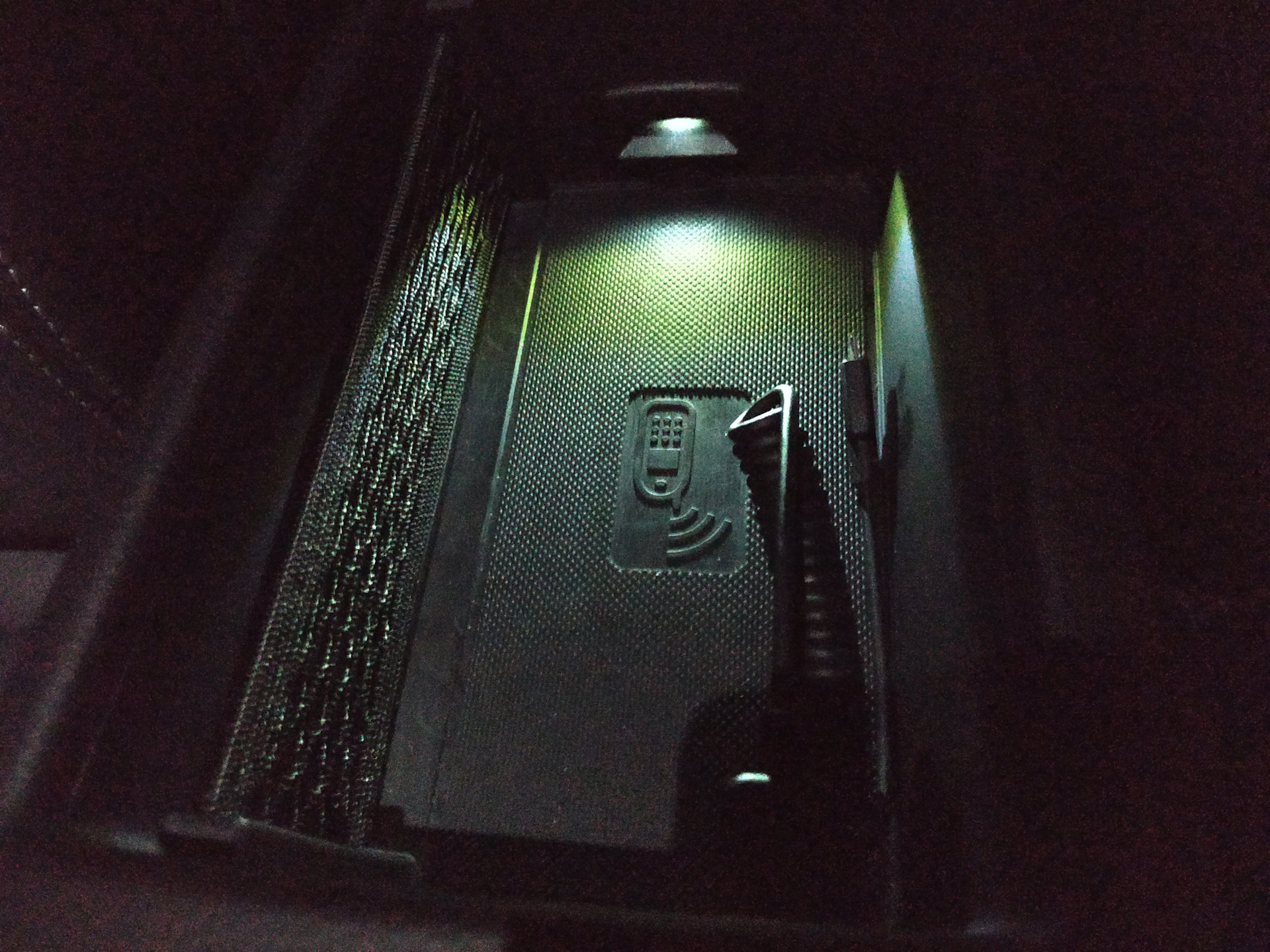 Armrest illumination & rear vent rotor illuminated — Audi A3 (8V), 1,4