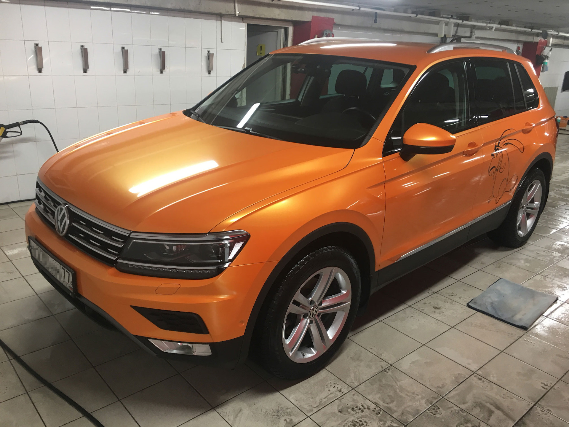 VW Tiguan Orange