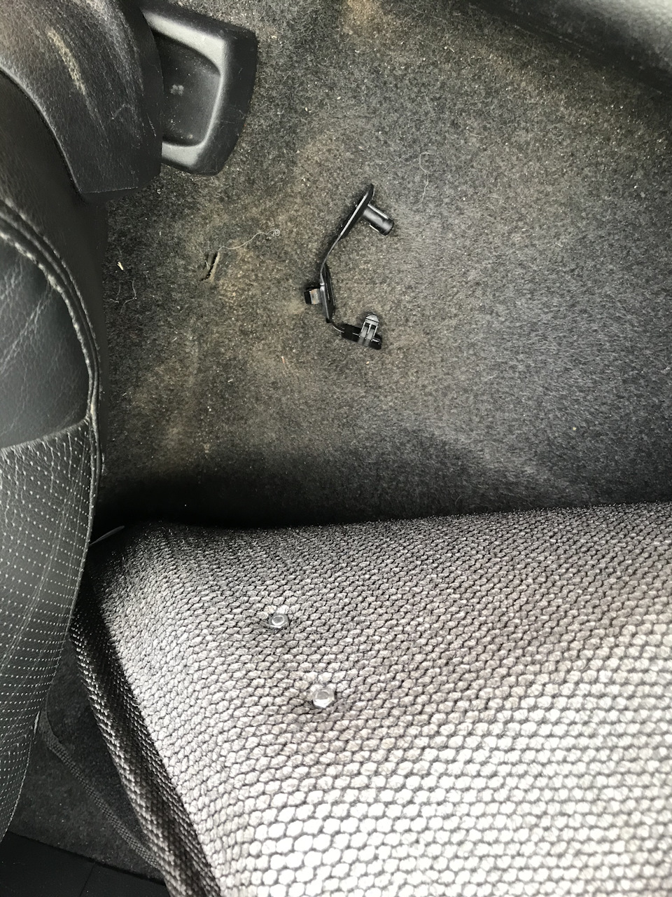 Все надежды на антискользящую основу Ultra Grip. Будут скользить, сделаю как колхозник — оформлю дырку, что еще делать. Никаких ямок, отверстий нет. Клипсы вынул. — Nissan Teana (J32). Запчасти на фото: Goodyear Eagle ultragrip