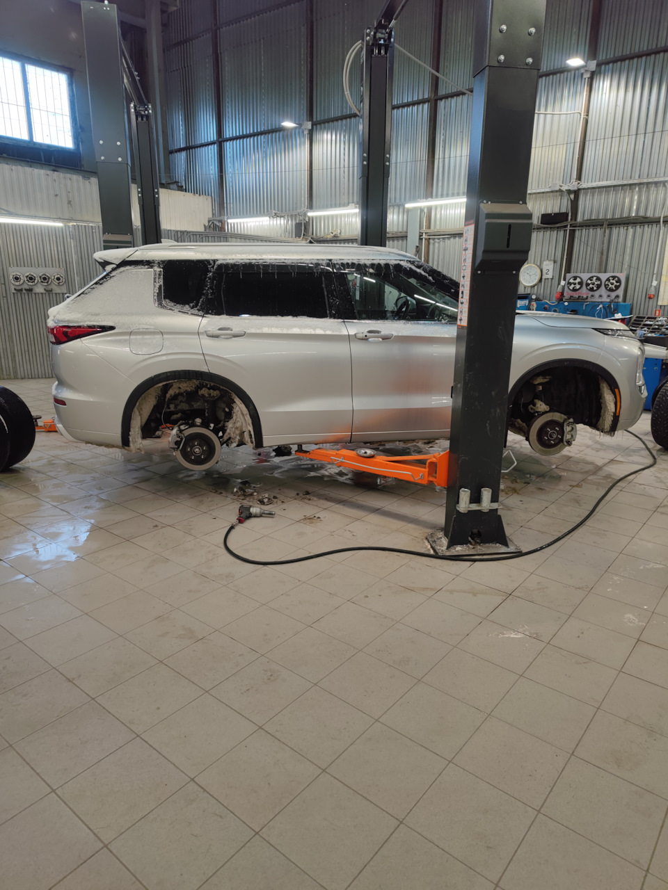 Шиномонтаж в шинсервис Москва — Mitsubishi Outlander (4G), 2,5 л, 2021 ...