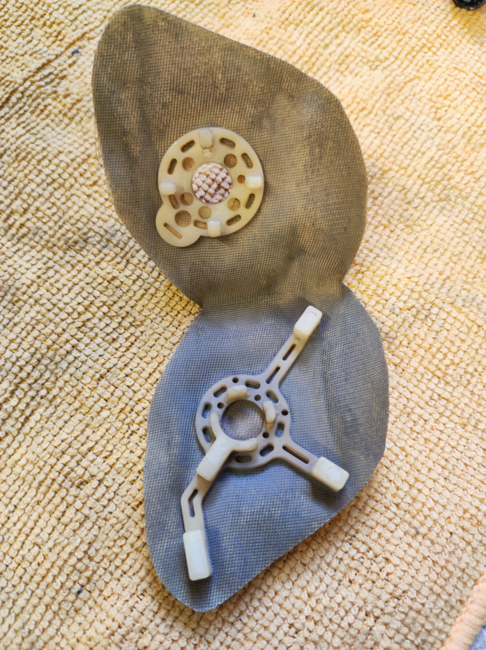 Сетка внутри без грязи, а вот снаружи подзагажена. — Nissan X-Trail II (t31)