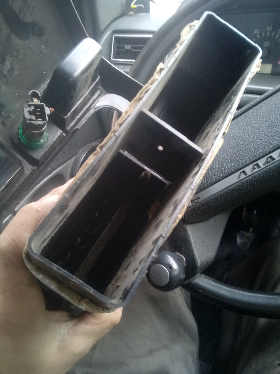 Вставил в картонный короб, сделанный для это цели в прошлом году, отпиленой стороной внутрь. — Lada 2120 Надежда