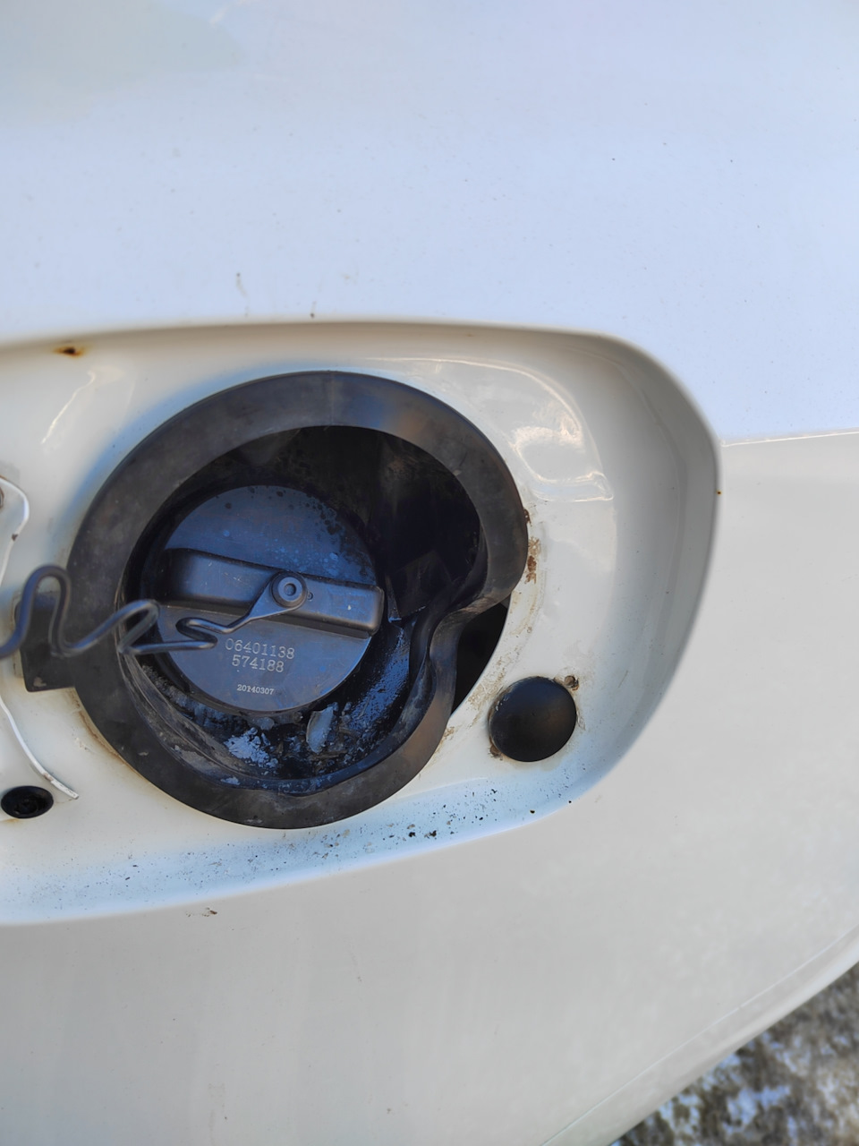 Замёрз тросик открытия лючка бензобака. — Geely Emgrand X7, 2 л, 2014 ...