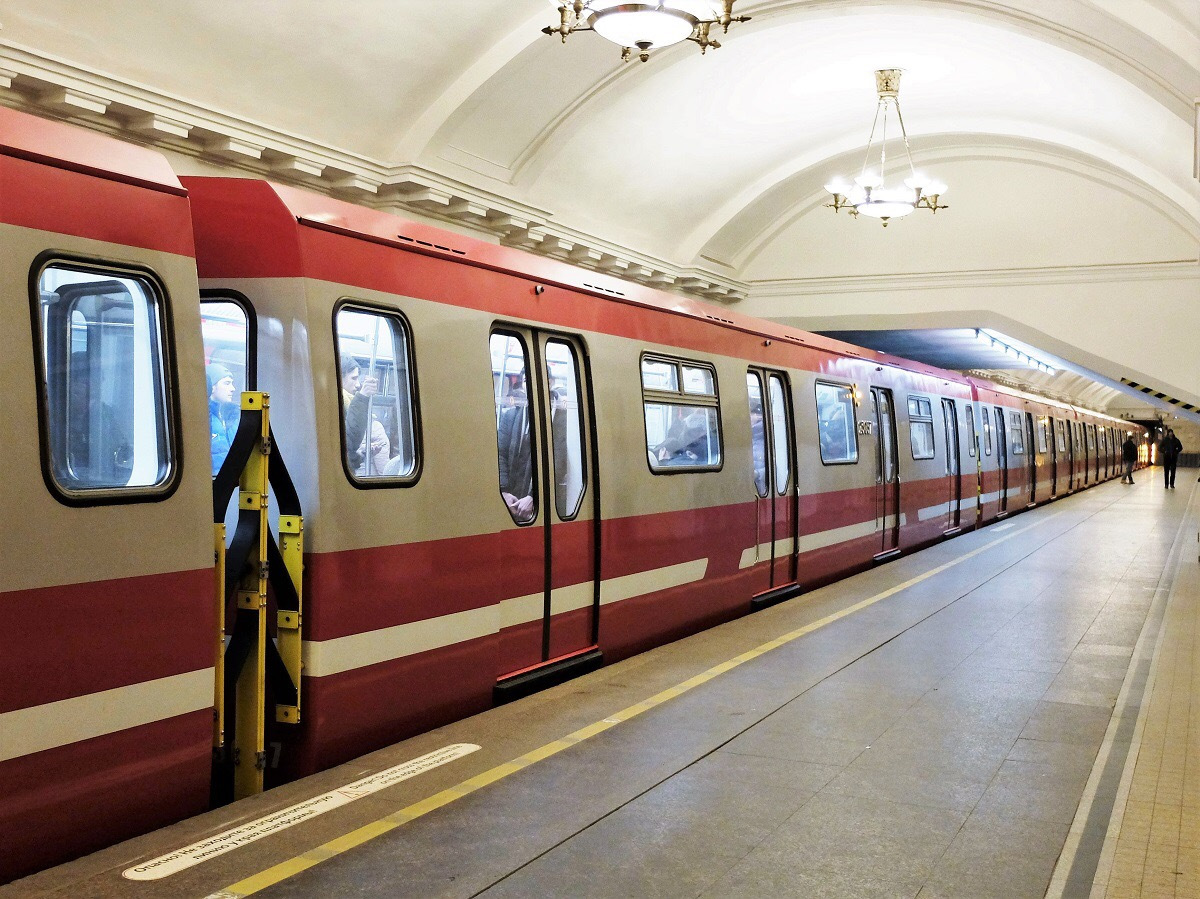 Санкт петербург вагонов. 81-723.1 (ОЭВРЗ). Ретропоезд Сокольники. Ретропоезд метро СПБ. Бумажный поезд метро ретропоезд Сокольники.