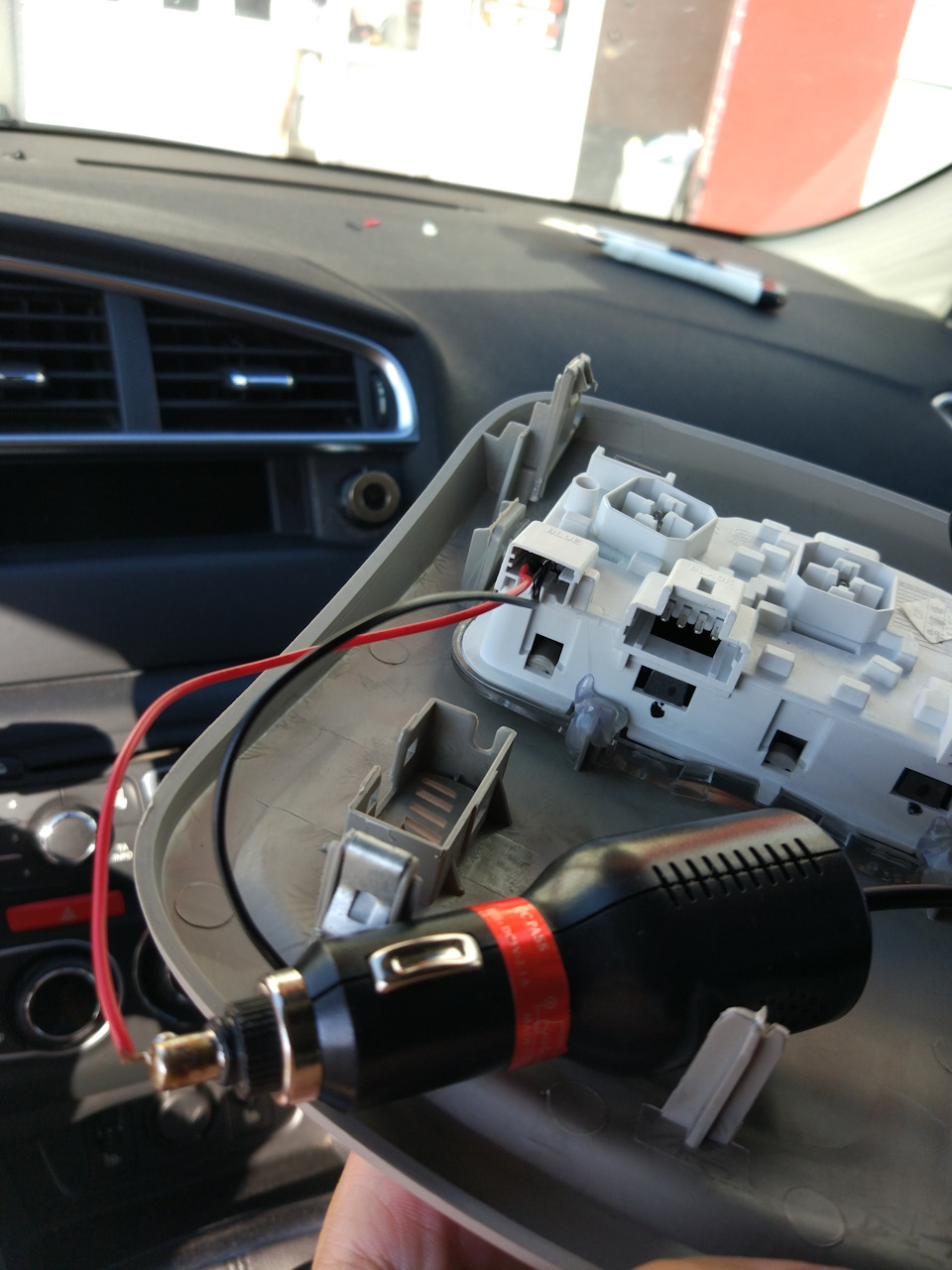 Подключение регистратора к плафону освещения — Citroen C4 L, 1,6 л ...