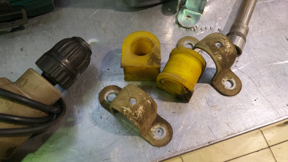 … с жёлтыми втулками — хватило тысяч на 25 пробега. — Lada Vesta SW (1G)