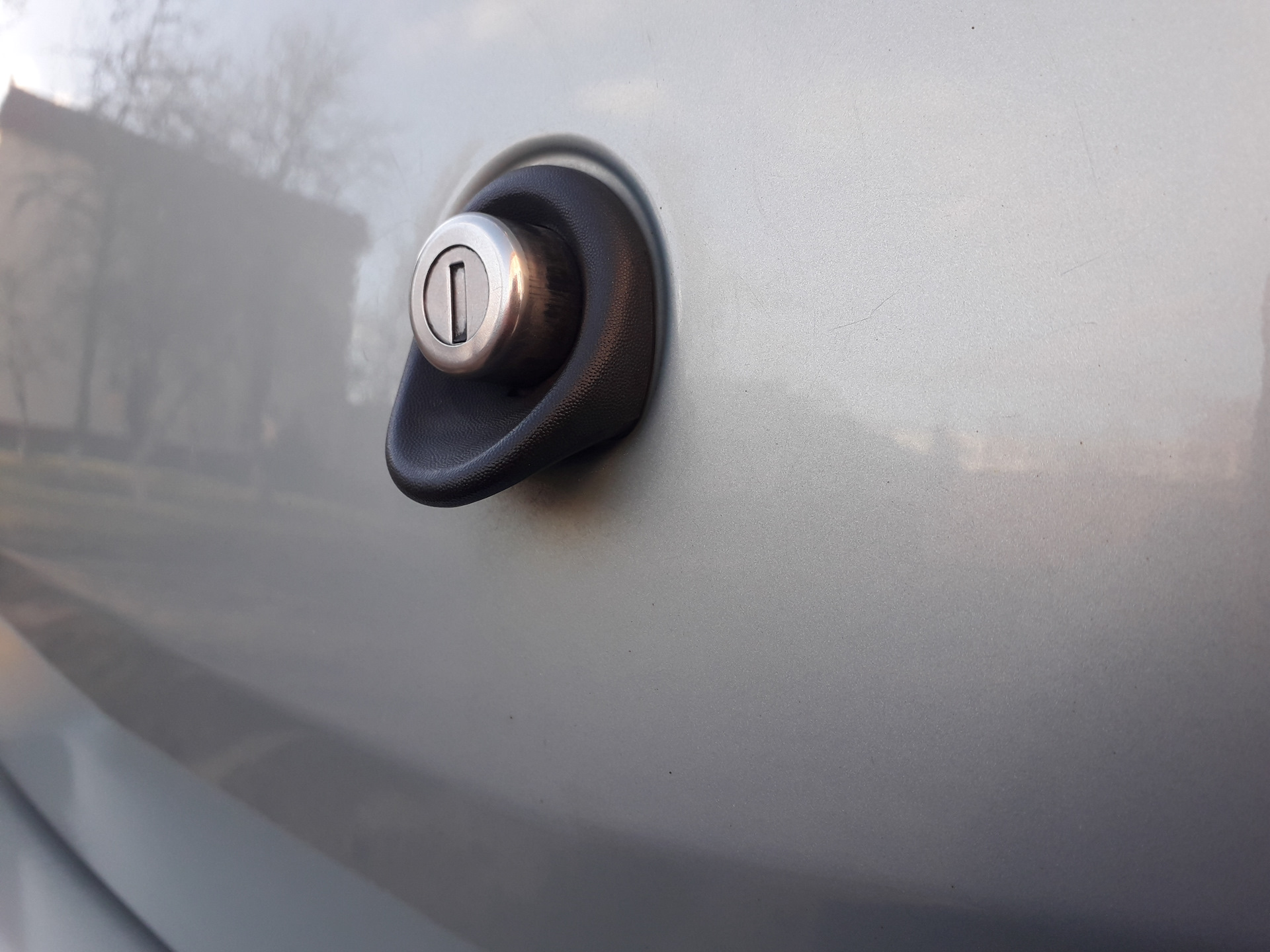 Ключ на рено логан 2014. Renault logan ключ 2006. Ключ от рено логан 2. W168 ключ зажигания. Не поворачивается ключ рено логан.