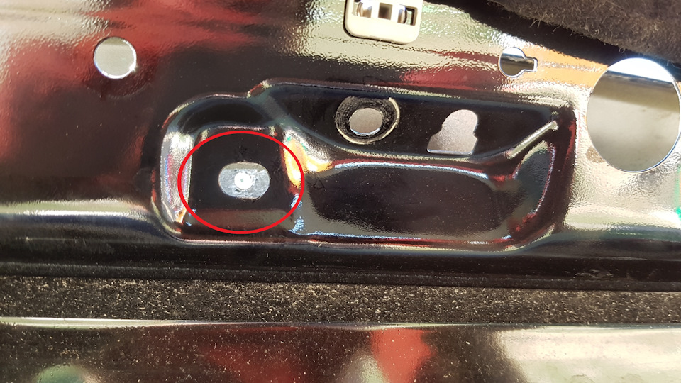 Пример высверленной дырочки обведен красным. Все отверстия под крепление спойлера имеют такую, немного вытянутую по бокам форму. — KIA Sorento (2G)