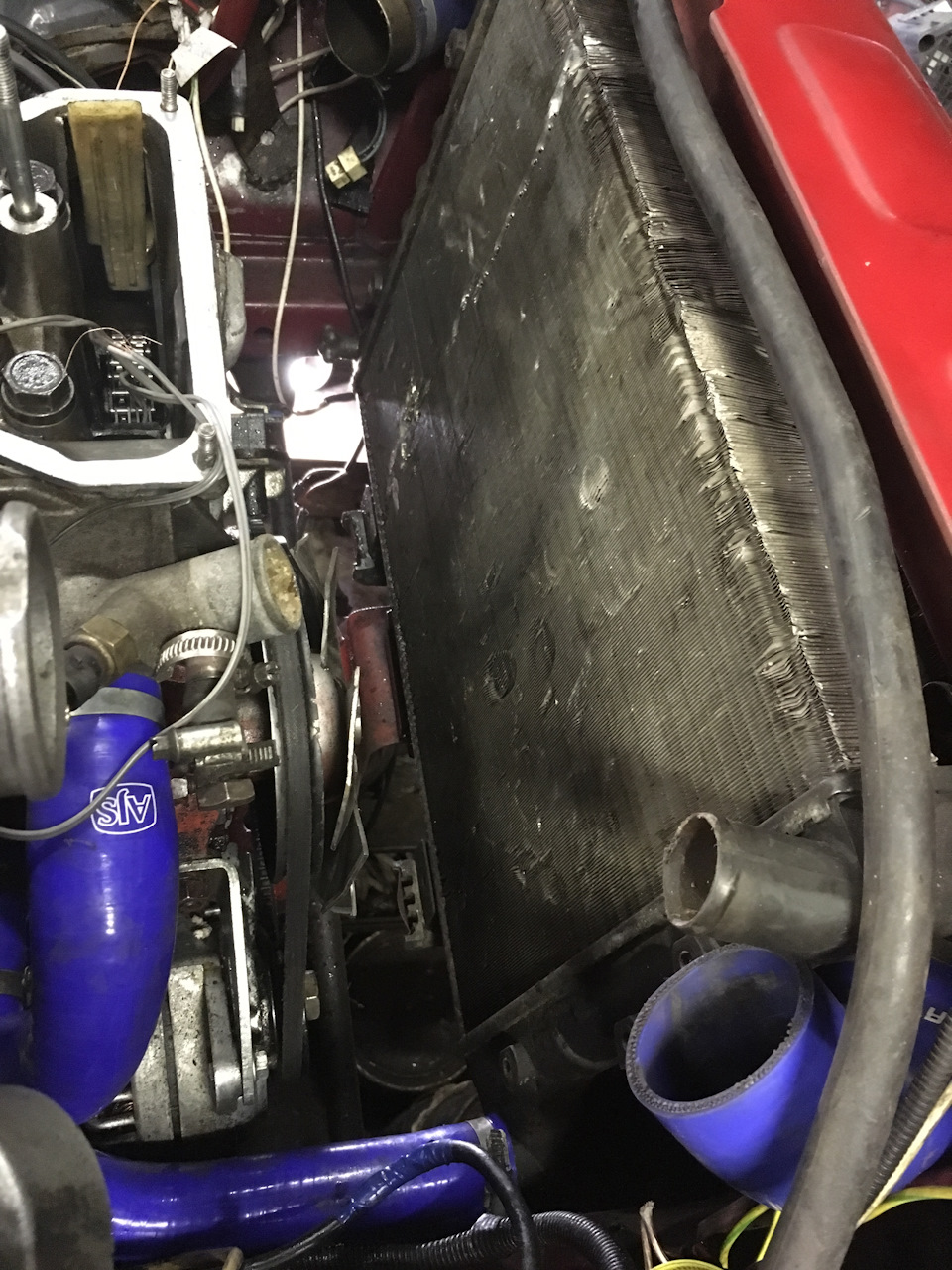 15. Синие патрубки, которые с другом залезли в место перед радиатором. Ну ничего, главное в итоге что залез. — Lada 21047