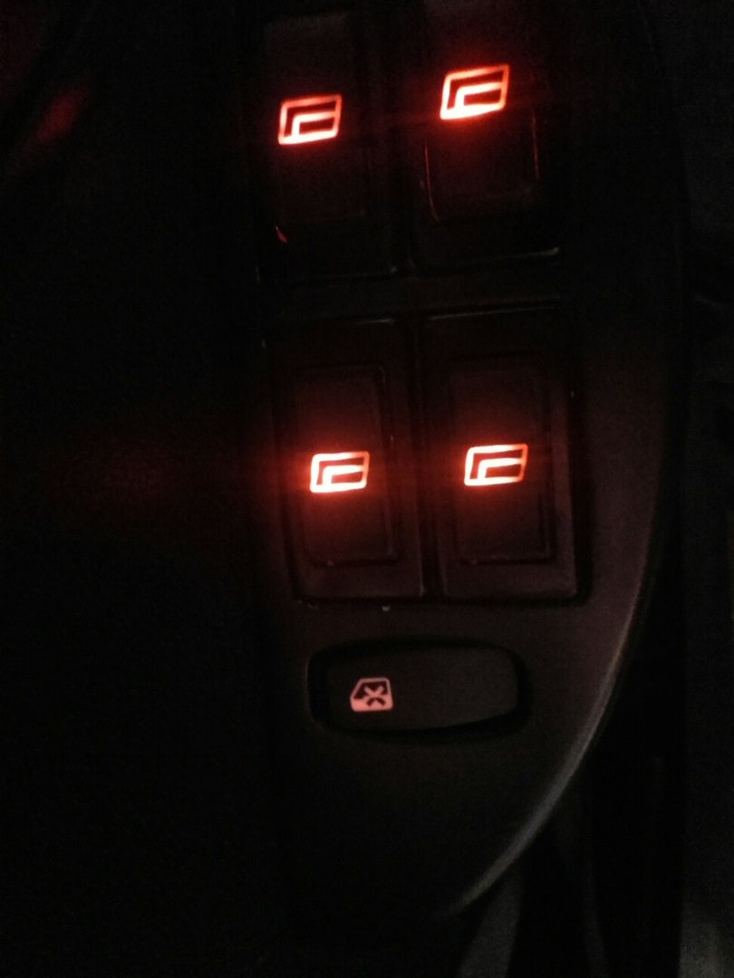 Подсветка кнопок стеклоподъемников рено логан 2. Ниша для кнопок стеклоподъемников. Подсветка кнопок дастер. Кнопки стеклоподъемников renault duster. Янтарная подсветка кнопок.