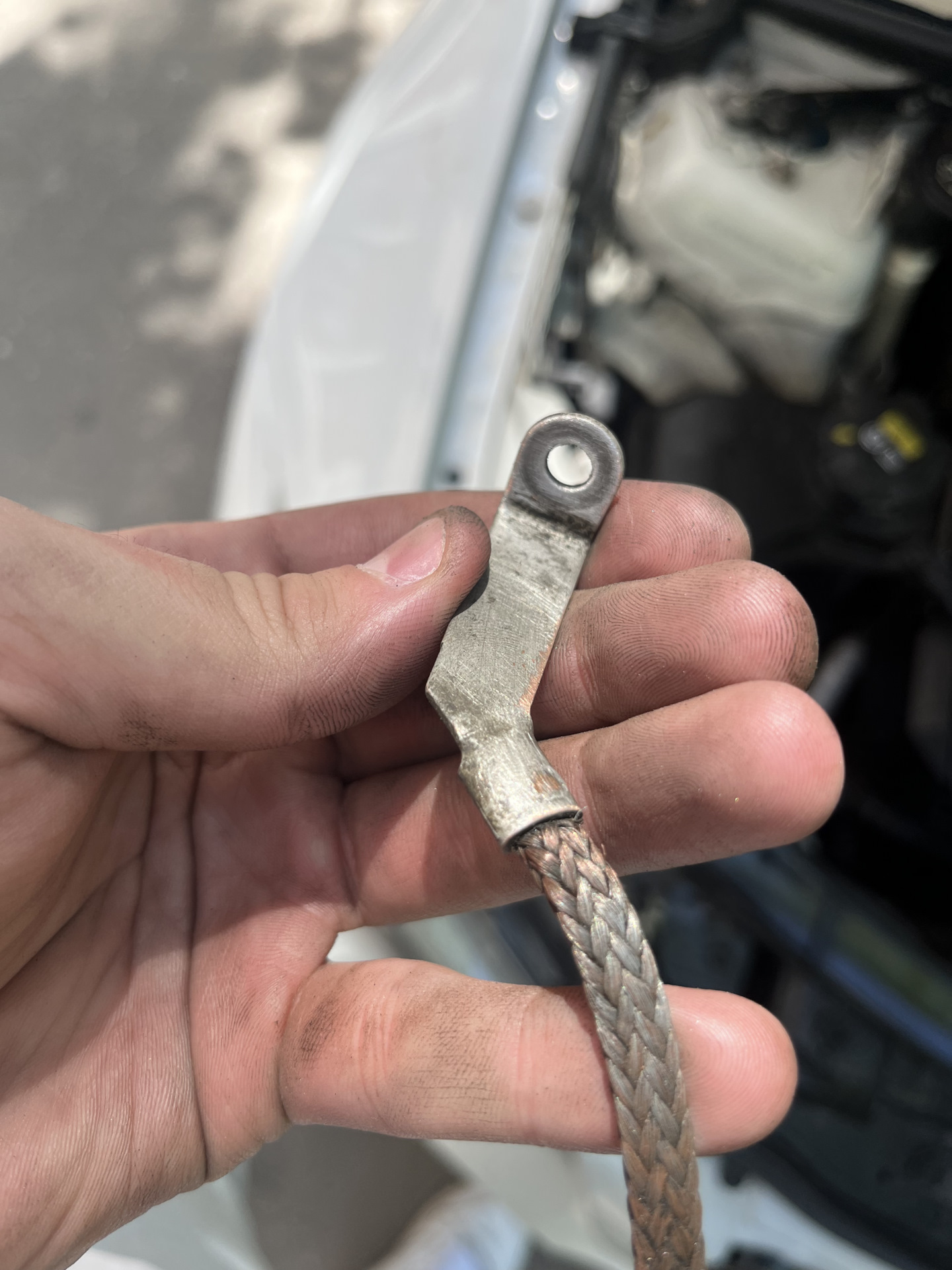 Зачистка массы. Зачистка массы. Масса двигателя киа серато 2. Провод массы киа церато 2. Зачистка массы.