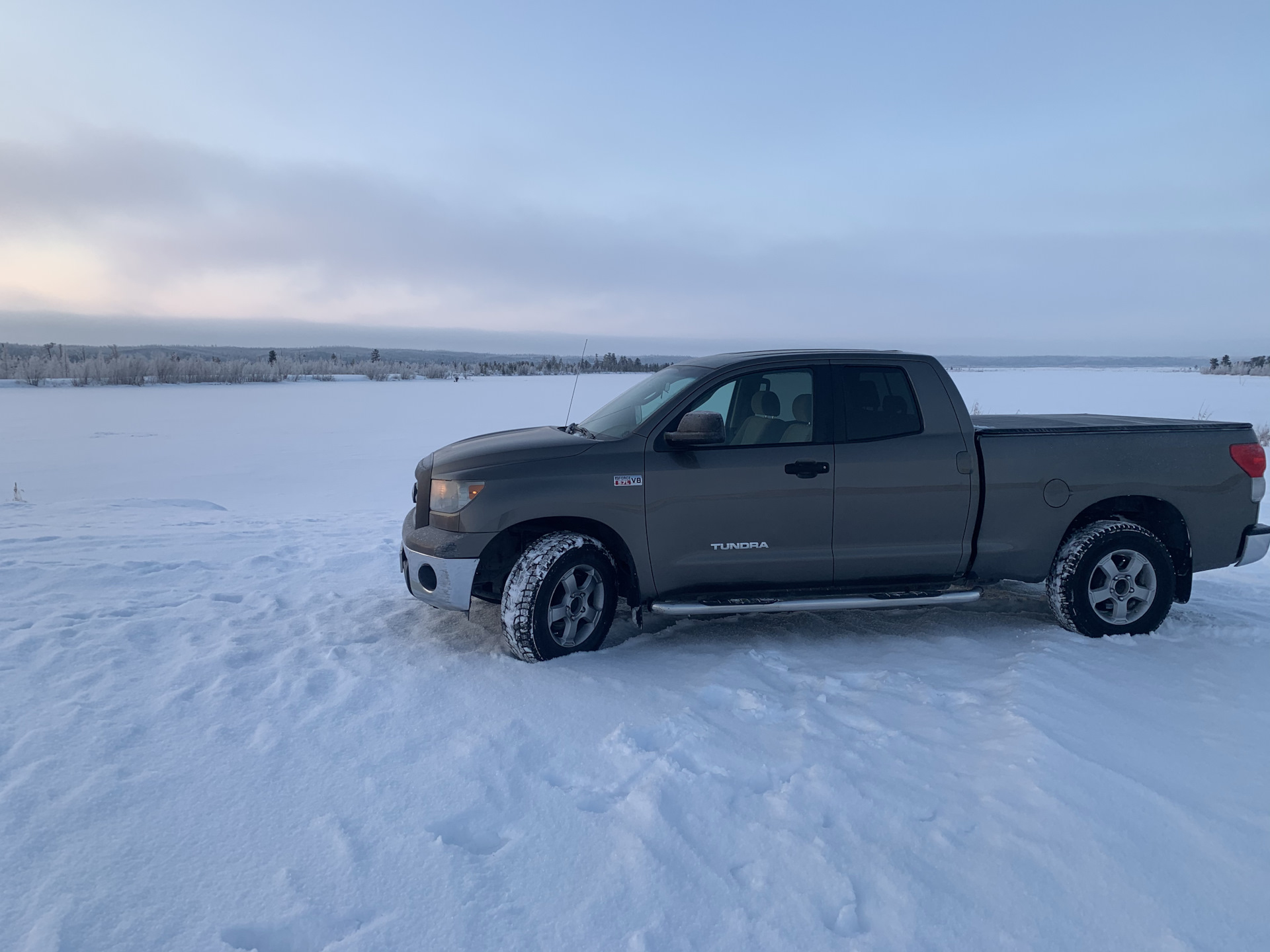 Toyota Tundra пикап с крышей