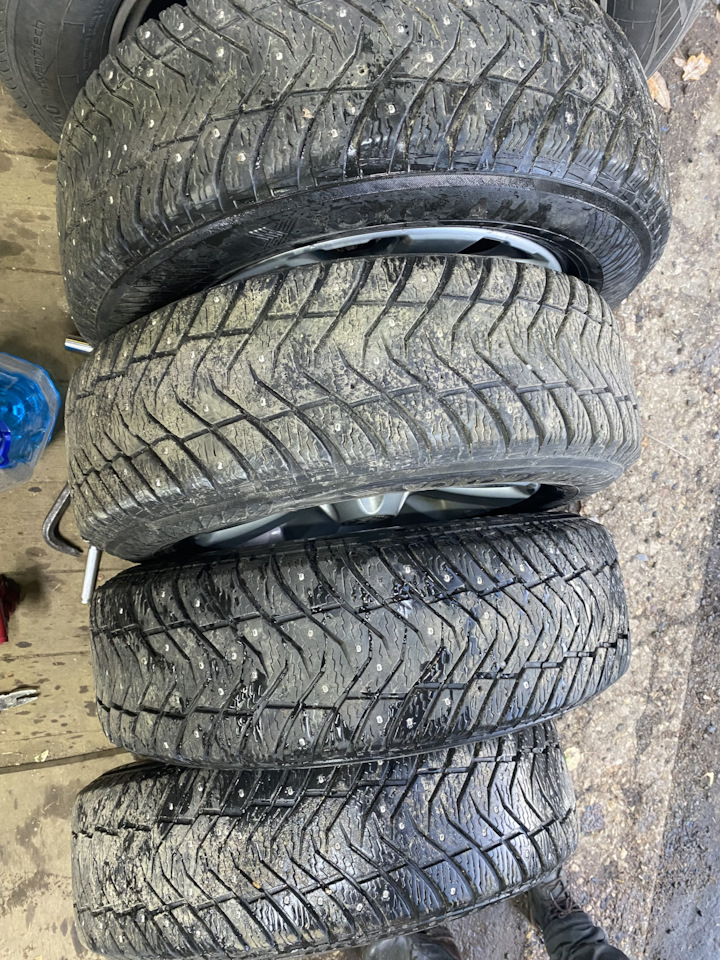 Шины зимние шипованные Yokohama 215/65 R16, литые диски 6,5Jx16 ET33 на ...