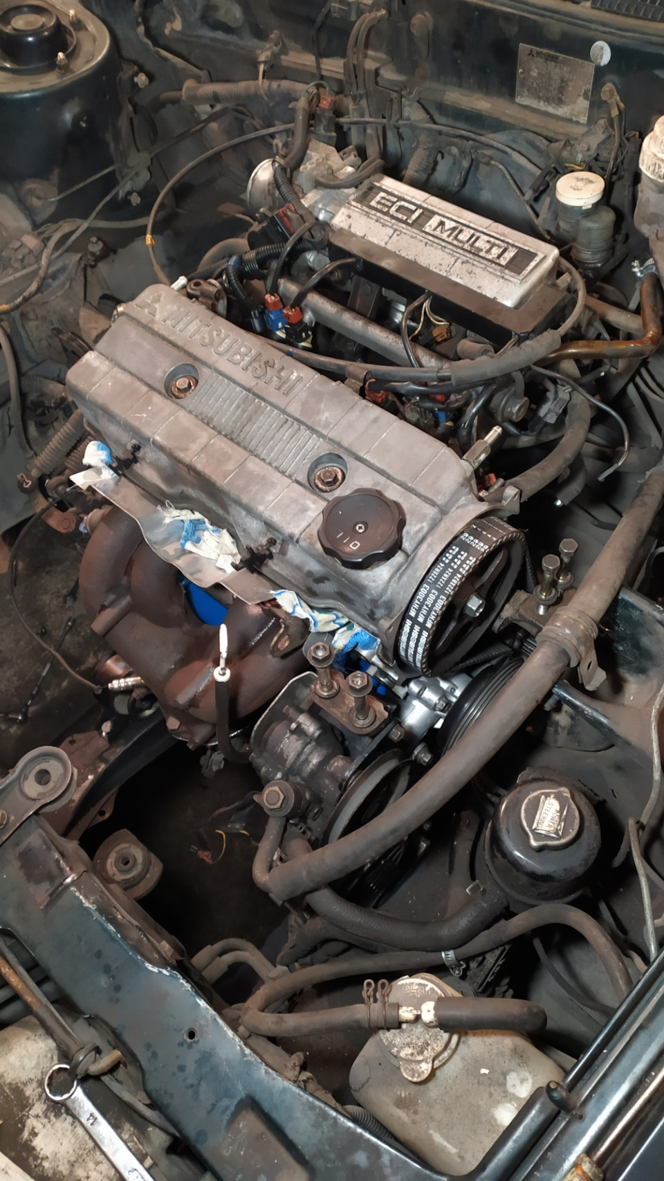 Собрал весь ГРМ выставим все по меткам, ставим последнюю деталь двигателя (ну почти), трамблёр и выставляем его тоже по своей метке. — Mitsubishi Galant (6G)