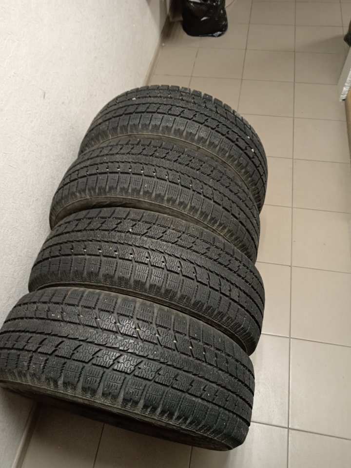Шины зимние нешипованные Toyo 215/60 R17 на Nissan Qashqai (1G), Nissan ...