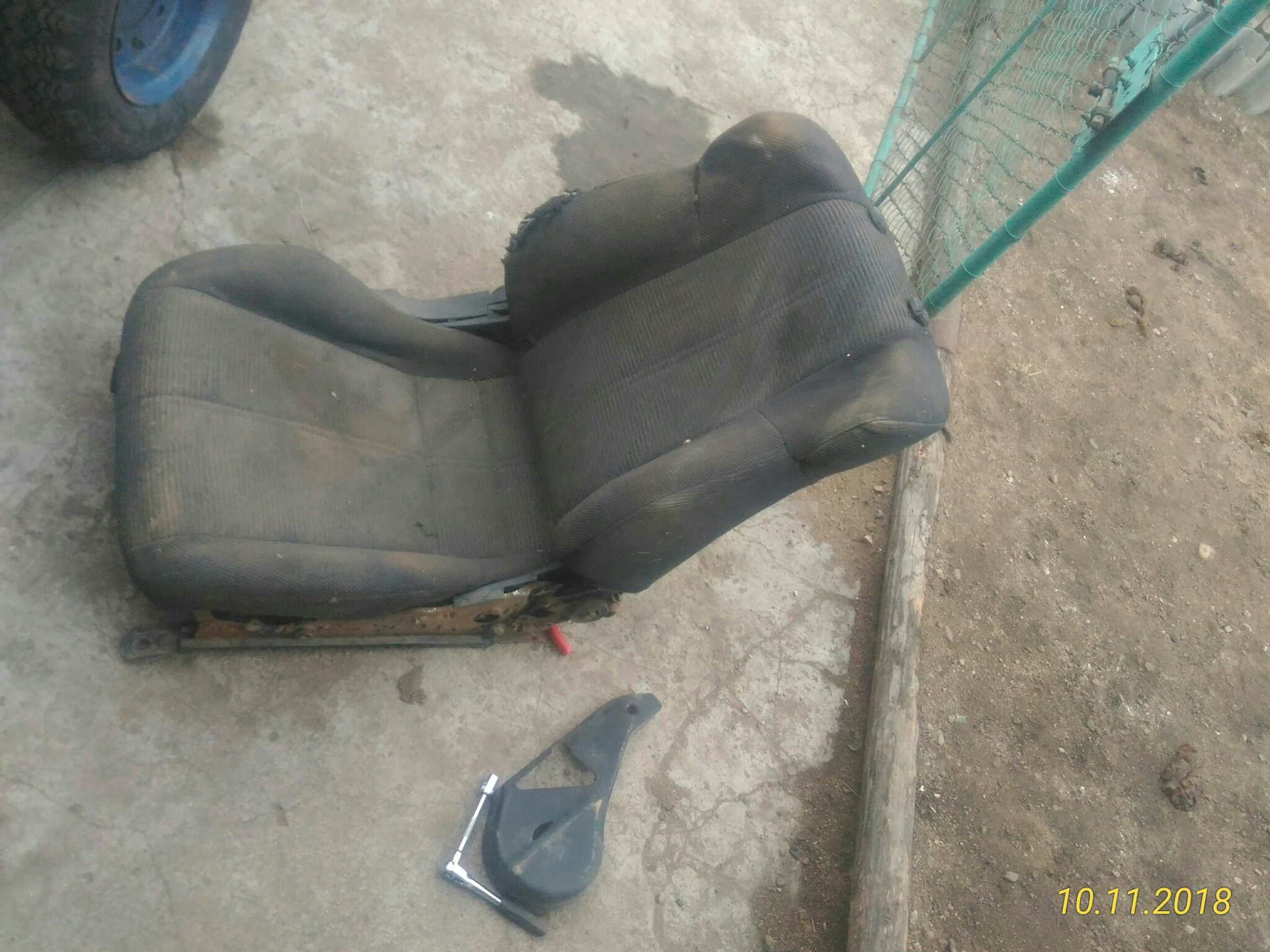 Установка видеорегистратора на заднее стекло. — Audi A4 (B7), 3 л, 2005 ...