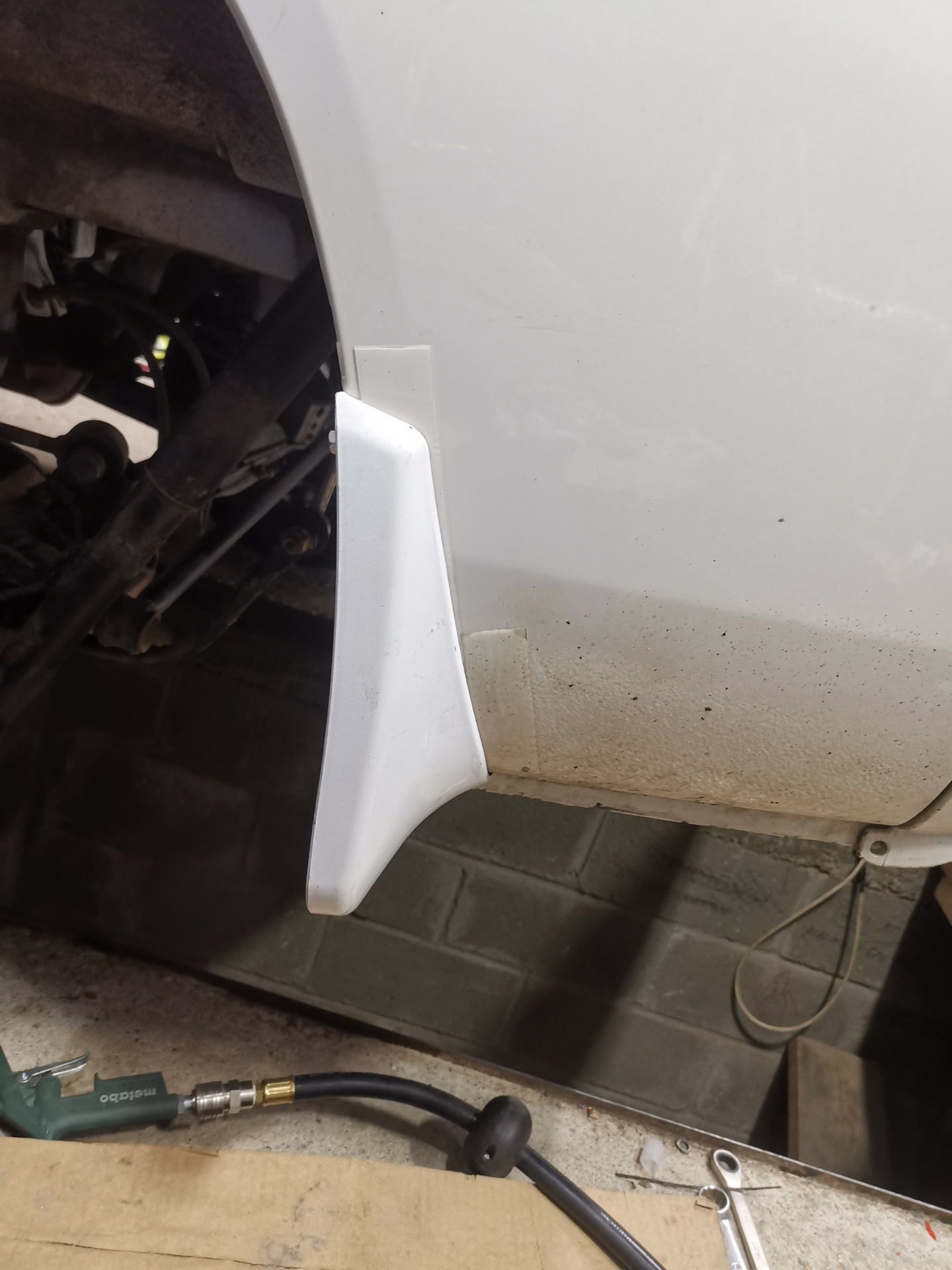 5. Установка брызговиков цвет кузова. Обработка скрытых полостей ...