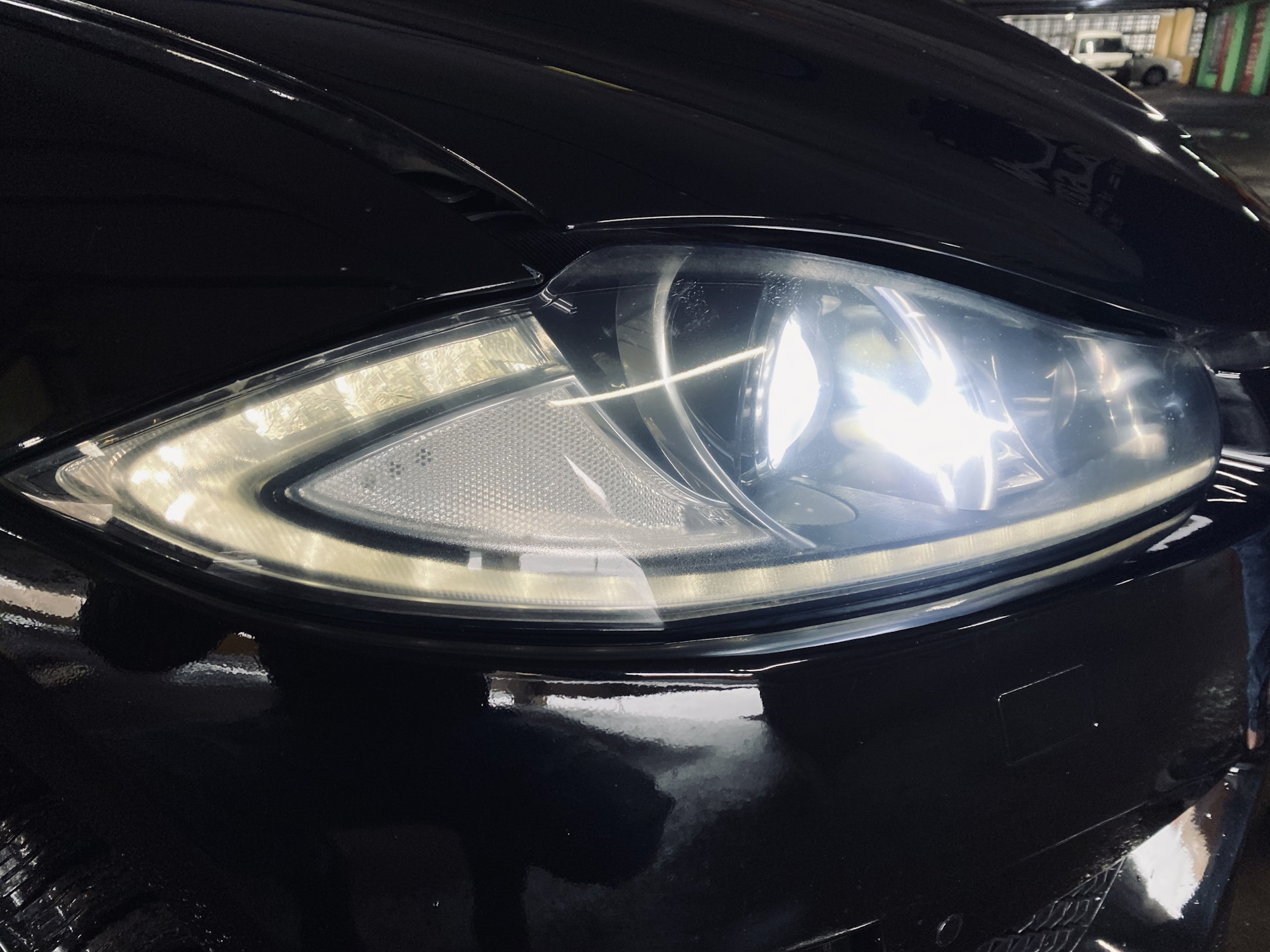 Фары ягуар xf. Накладка под фару лф гранта правая артикул. Фары jaguar xf. Фары ягуар xf. Фары ягуар xf рестайлинг.
