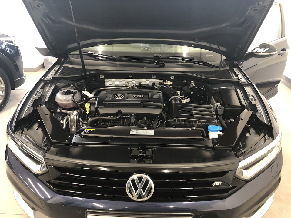 Как снять passat alltrack b8 аккумулятор