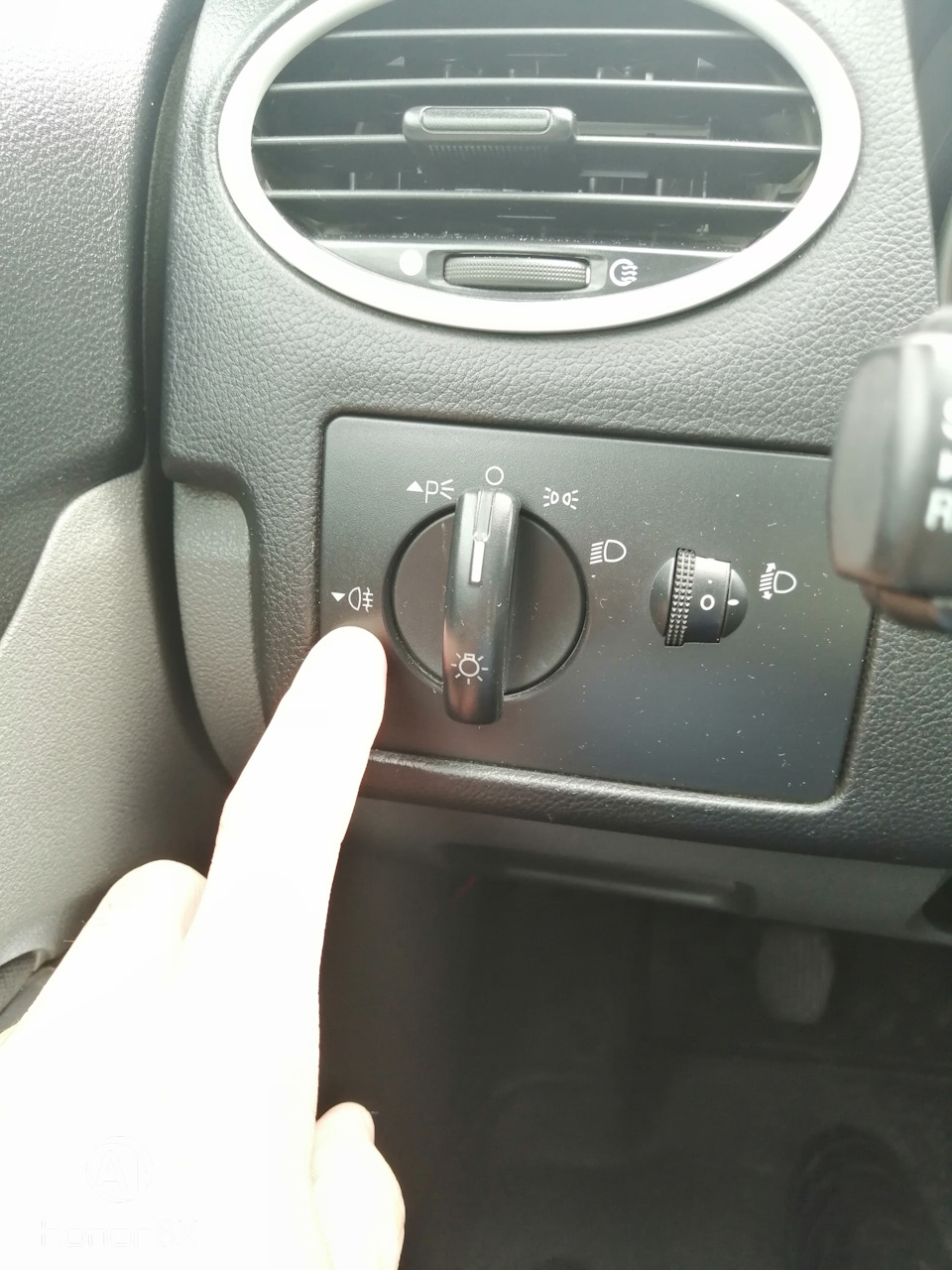 Передние противотуманки — Ford Focus Hatchback II, 1,6 л, 2011 года ...