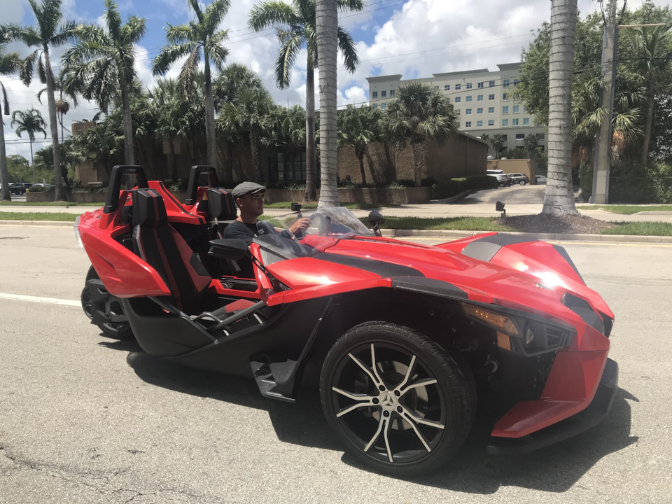 Slingshot машина 3 колеса