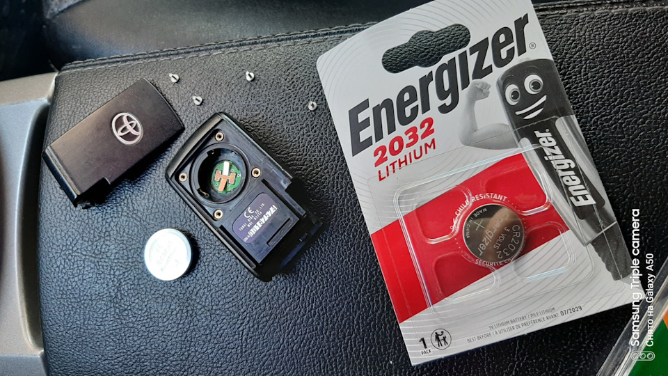 Замена батарейки в брелке — Toyota Prius (20), 1,5 л, 2009 года ...