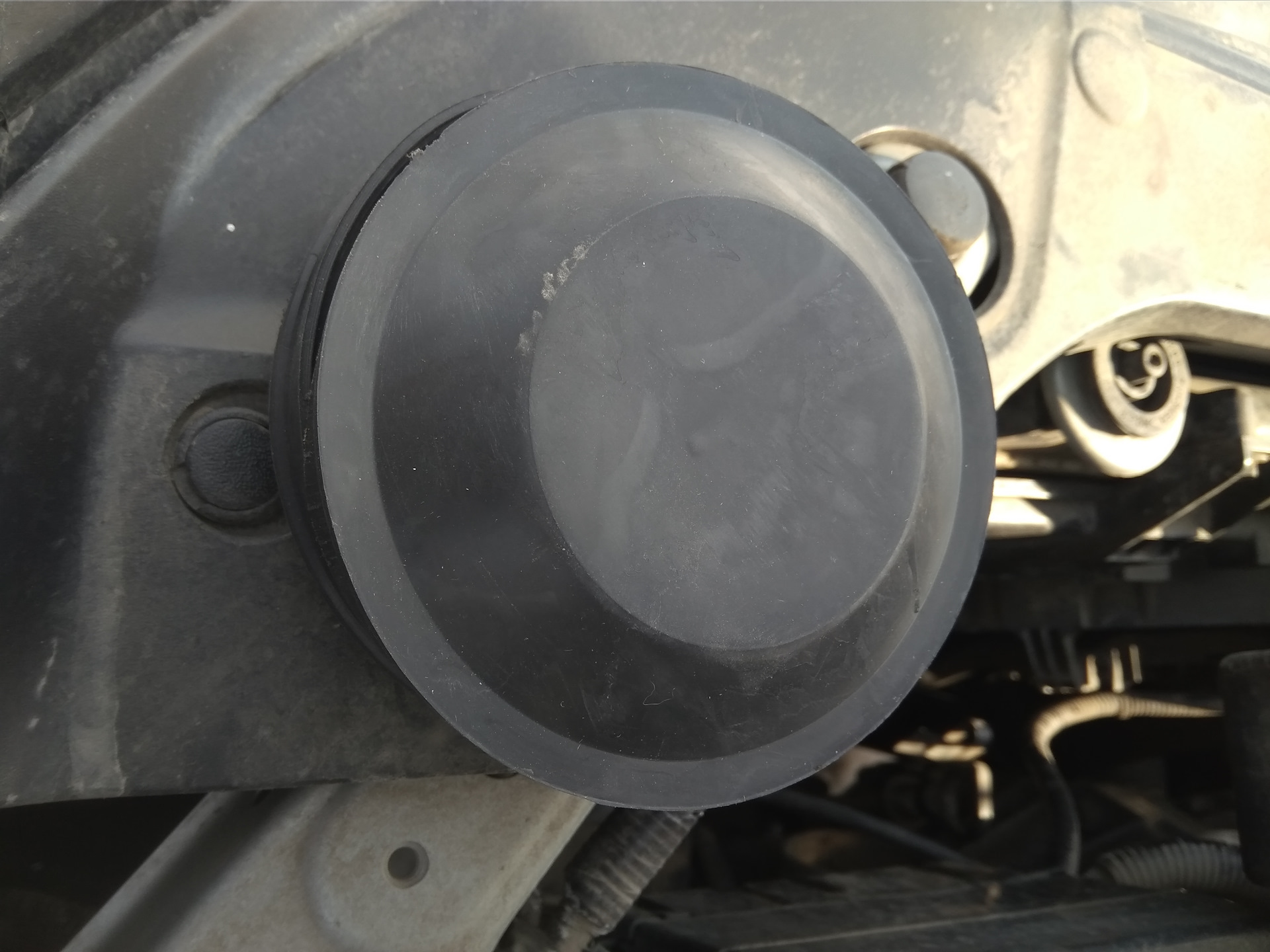 Заглушки опор стоек — Nissan Bluebird Sylphy (G11), 1,5 л, 2007 года ...