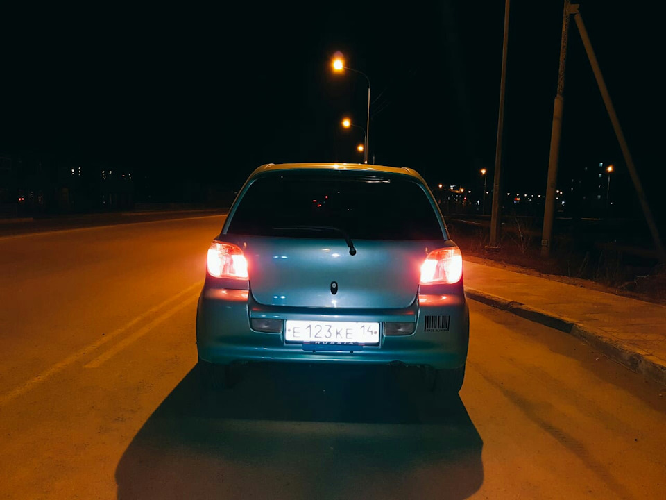 Дополнительный стоп-сигнал + задний ход. — Toyota Vitz (10), 1 л, 1999 ...