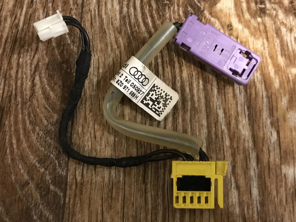 Проводка от родного руля С5 — будет использована как донор (свою резать не стал, оставил себе поле для манёвра — всегда можно будет вернуться в зад) — Audi Allroad (C5). Запчасти на фото: 8Z0971589H