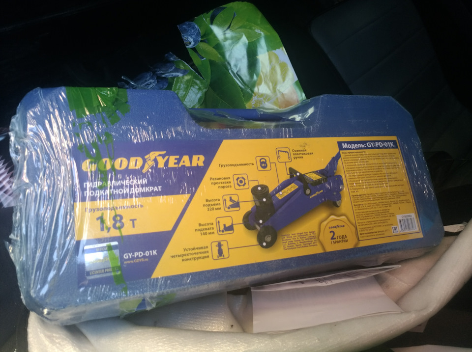 Домкрат подкатной Goodyear GY-PD-01K — Lada Приора хэтчбек, 1,6 л, 2012 ...
