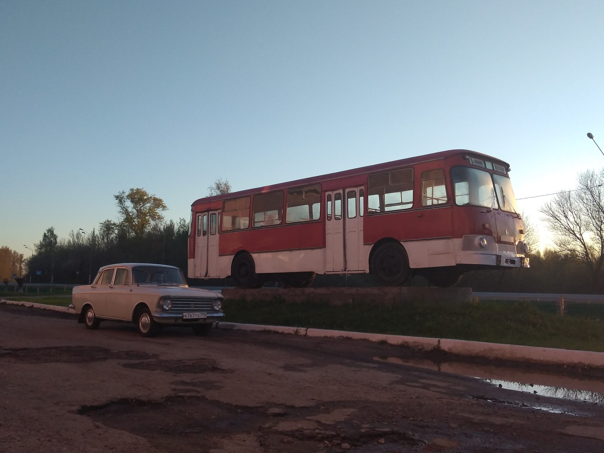 Около полутора километров. Транспорт СПБ 2022 трамвай. Автобус 8 СПБ 2022. Москвич 2022.